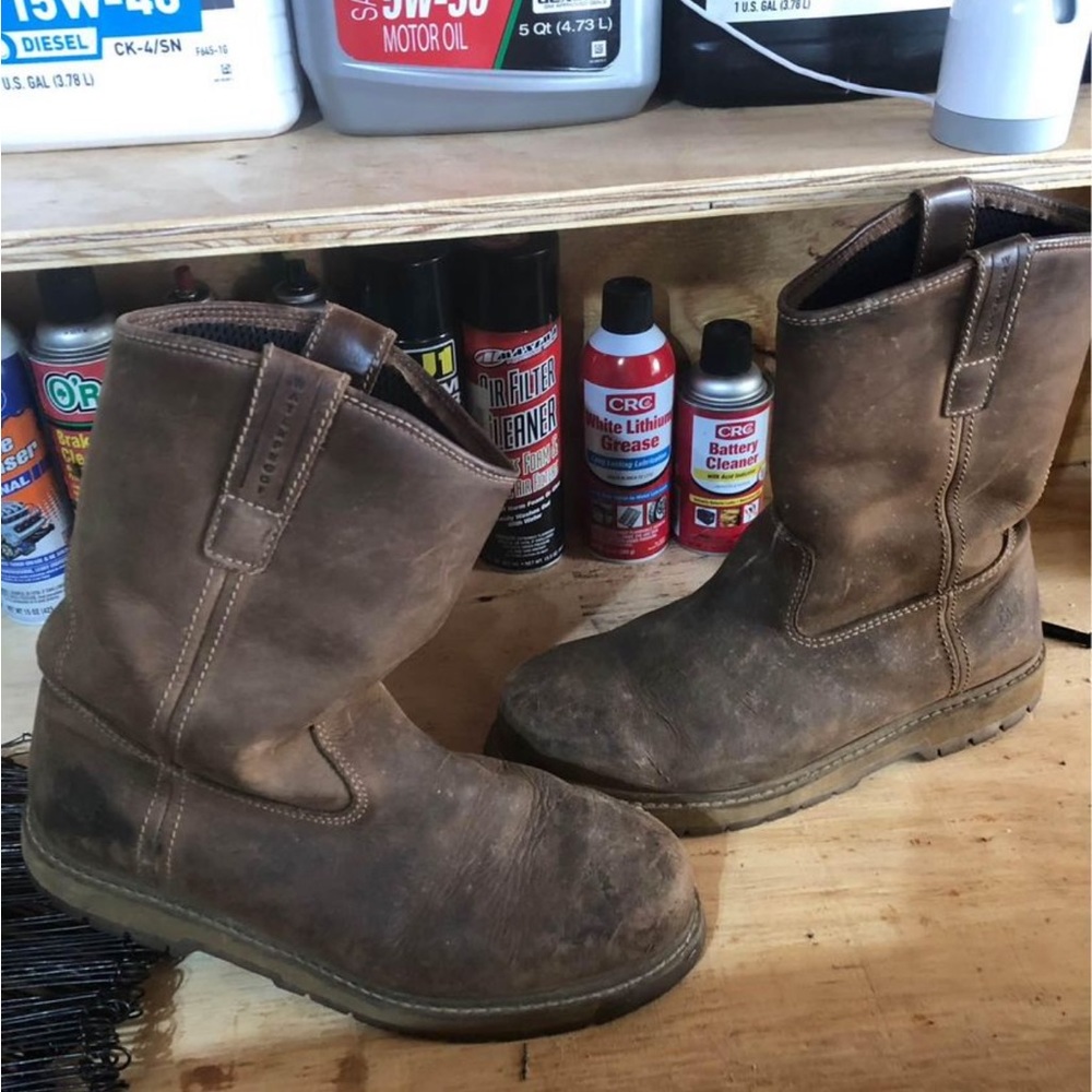 Muck Boots Mens size 13. Worn a few times but in great shape!